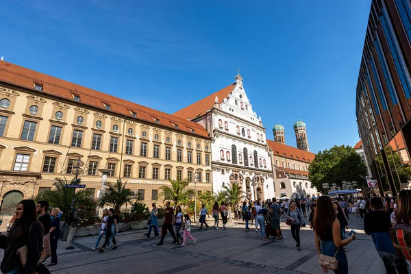 Мюнхен Германия Сентября 2018 Года Туристы Местные Жители Прогуливаются Нойхаузер — стоковое фото