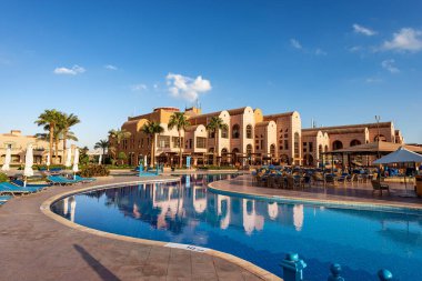 MARSA ALAM, RED SEA, EGYPT - NOV 3, 2018: Club Calimera Akassia İsviçre Tatil Köyü 'nün yüzme havuzu, Kızıl Deniz kıyısında birçok Avrupalı turist tarafından sıklıkla ziyaret edilen otel
