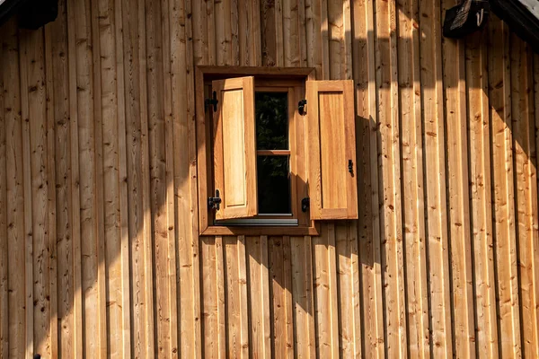 Ein Fenster Mit Holzläden Einer Holzwand Großaufnahme Eines Kleinen Häuschens — Stockfoto