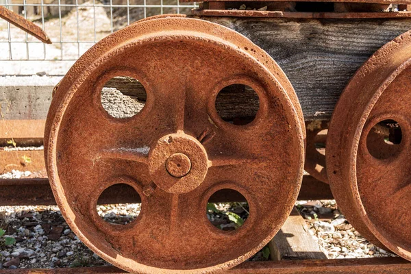 Gros Plan Des Roues Rouillées Ancien Chariot Minier Sur Les — Photo