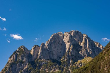 Jerebica veya Cima del Lago. Slovenya ve İtalya sınırındaki Julian Alplerinin dağ zirvesi, Log pod Mangartom köyü, Triglav Ulusal Parkı, Slovenya, Avrupa