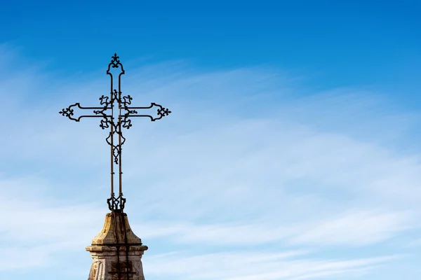 Großaufnahme Eines Alten Christlichen Kreuzes Aus Schmiedeeisen Vor Blauem Himmel — Stockfoto