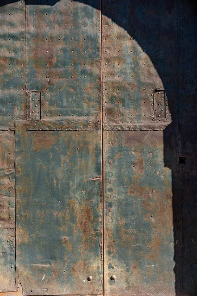Detailní Záběr Staré Tepané Železné Dveře Hřebíky Rezavým Povrchem Plný — Stock fotografie