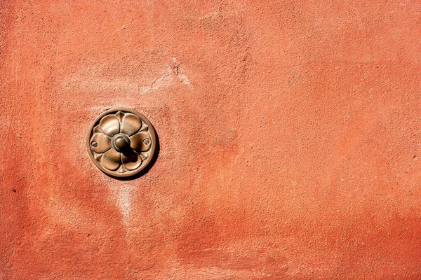 コピースペース付きの赤い壁に真鍮製の古いドアベルのクローズアップ イタリアのリグーリア州テラロ村ヨーロッパ — ストック写真
