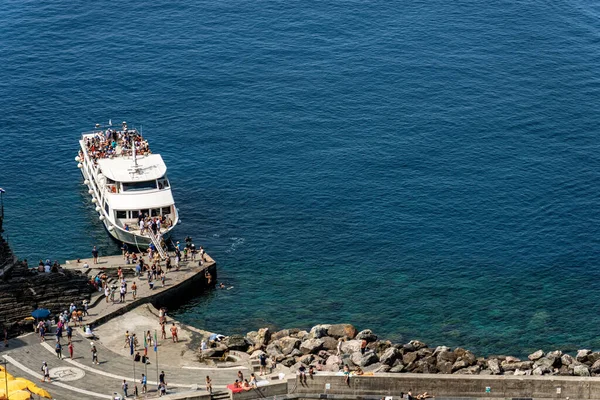 Vernazza リグーリア州 イタリア 2019年7月22日 多くの観光客とフェリーボートで古代のヴェルナッツァ村の港の空中ビュー チンクテレ リグーリア州の国立公園 スペツィア イタリア ヨーロッパ — ストック写真