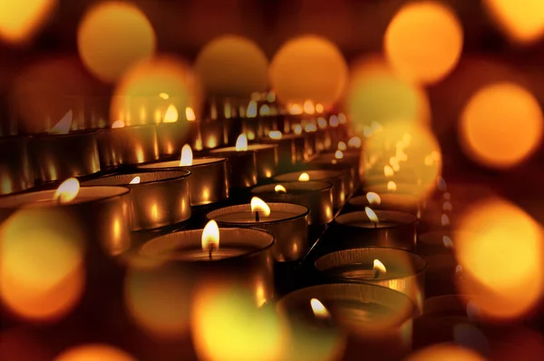 Primer Plano Grupo Velas Votivas Luces Con Efecto Bokeh Fondo — Foto de Stock