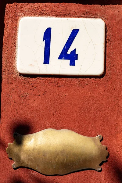 Antigua Casa Número Catorce Una Placa Latón Vacía Con Espacio —  Fotos de Stock