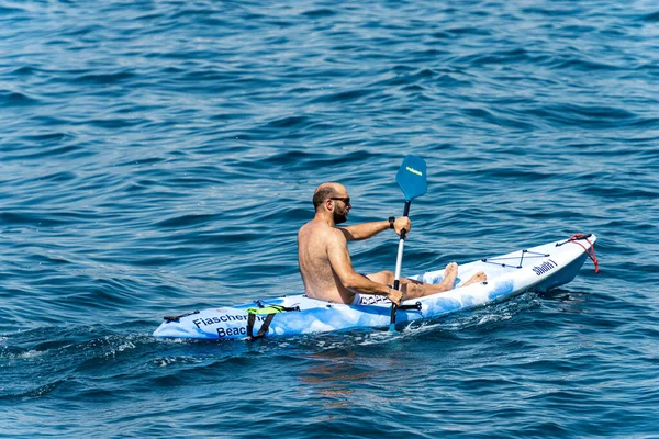 Liguria Gulf Spezia Liguria Italy July 2019 穿着泳衣的男性皮划艇手在蓝色地中海划桨 拉斯皮西亚湾 意大利利古里亚 免版税图库照片