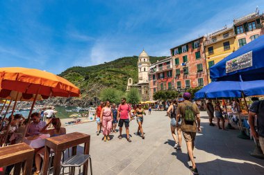 VERNAZA, LIGURIA, ITALY - 22 Temmuz 2019: Vernazza köyü şehir merkezi, Cinque Terre, Liguria, La Spezia eyaleti, İtalya, Avrupa 'da ulusal park. UNESCO dünya mirası sahası 