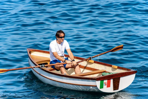 Gulf Spezia Liguria Włochy Lipiec 2019 Człowiek Małej Drewnianej Łodzi — Zdjęcie stockowe