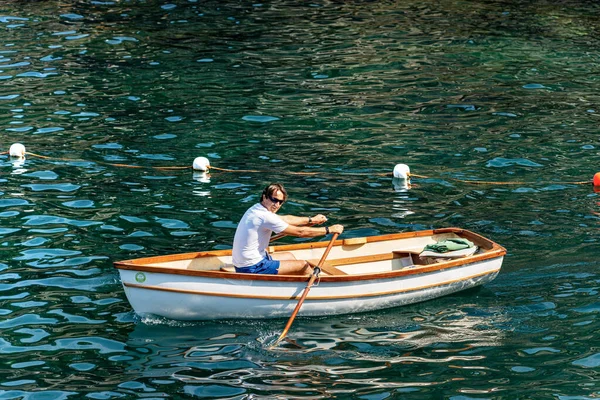 Gulf Spezia Liguria Italia Julio 2019 Hombre Pequeño Bote Madera —  Fotos de Stock