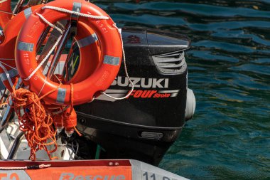 Los Angeles SPEZIA, LIGURIA, ITALY - 21 Temmuz 2019: Bir su ambulansı yakın plan, turuncu can simidi ve dört kulaç Suzuki motoru ile acil ilk yardım için küçük motorlu tekne. İtalya, Avrupa  