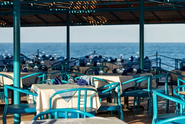 Ristorante Patio Con Tavolo Apparecchiato Cena Una Località Turistica Vicino — Foto Stock