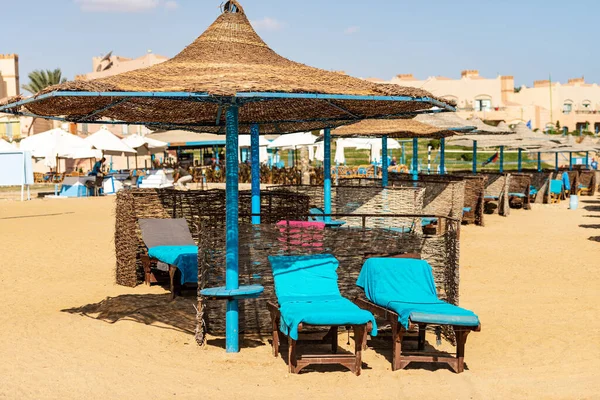 Groep Stroparasols Ligstoelen Een Zandstrand Aan Rode Zee Toeristisch Resort — Stockfoto