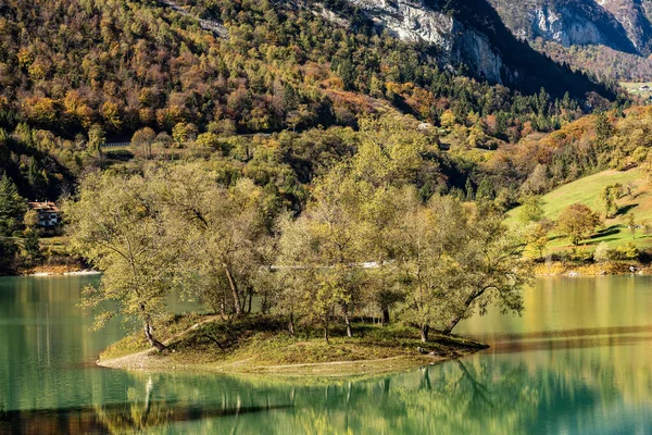 Primer Plano Una Pequeña Isla Hermoso Lago Alpino Otoño Lago — Foto de Stock