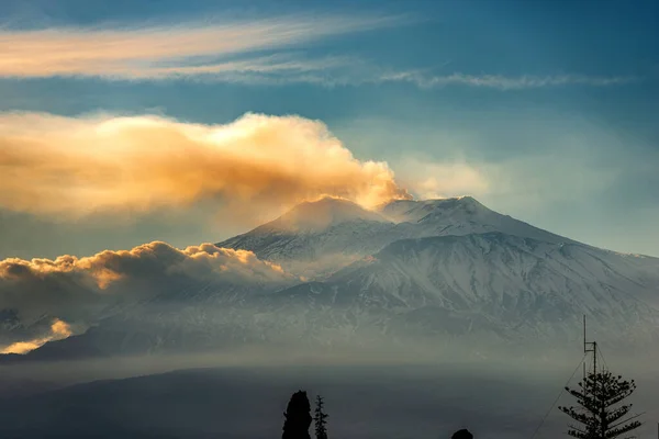 Volcan Etna Avec Fumée Neige Hiver Coucher Soleil Catane Île — Photo