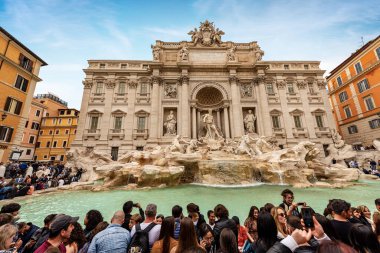 ROME, ITALY - 21 APR 2019: Trevi çeşmesi (Fontana di Trevi 1732-1762) ve Palazzo Poli, Roma 'da turistlerle doludur. UNESCO dünya mirası sahası, Lazio, İtalya, Avrupa