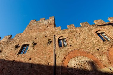 Stiozzi Ridolfi Sarayı. Certaldo Alto antik kentinde ortaçağ sarayı. Şair Giovanni Boccaccio 'nun yaşadığı kasaba. Floransa, Toskana, İtalya, Avrupa