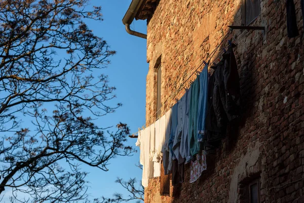 Gruppo Vestiti Appesi Fuori Dalla Finestra Una Clothesline Asciugare Sole — Foto Stock