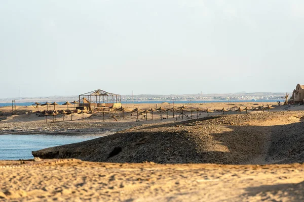 由于危机 旅游胜地被遗弃和被毁 Marsa Alam埃及附近的红海海滩 — 图库照片