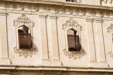 Siracusa Bölgesi, Sicilya Adası, İtalya ve Avrupa 'da barok süslemeli iki antik pencere.
