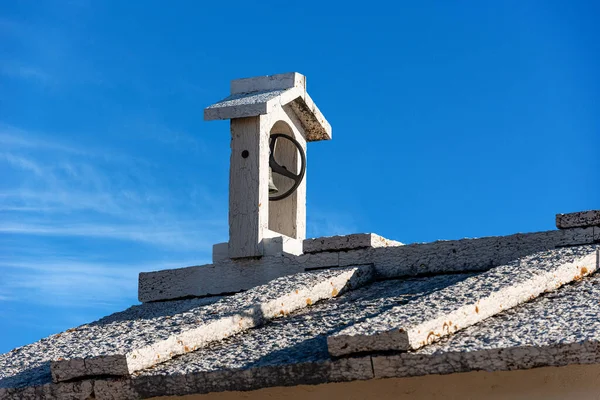Nahaufnahme Einer Steinernen Kirche Mit Kleinem Glockenturm Blauen Himmel Mit — Stockfoto