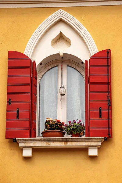 Primer Plano Una Ventana Con Arco Gótico Persianas Rojas Abiertas — Foto de Stock