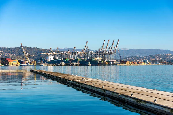 Speziaのコンテナ船とクレーン付きの商業ドック リグーリア州 地中海 イタリア ヨーロッパの港 — ストック写真