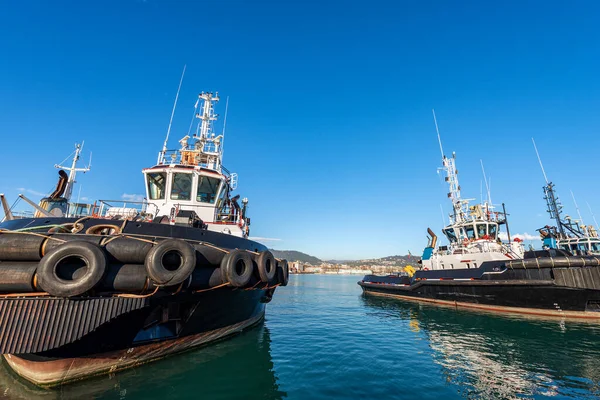 Remolcadores Amarrados Puerto Del Golfo Spezia Cielo Azul Claro Liguria —  Fotos de Stock