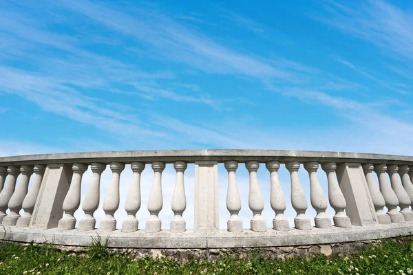 Detailní Záběr Bílé Balustrády Klasickém Stylu Modré Obloze Mraky Kopírovat — Stock fotografie