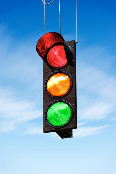 Forgalmi Fény Kék Égen Felhőkkel Mindhárom Lámpa Zöld Narancs Piros — Stock Fotó