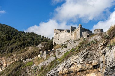 Porto Venere 'in Doria Şatosu (1164-XIX yüzyıl) veya Portovenere kasabası, Akdeniz kıyısındaki kayalık kıyılarda UNESCO dünya mirası alanı. La Spezia, Liguria, İtalya, Avrupa