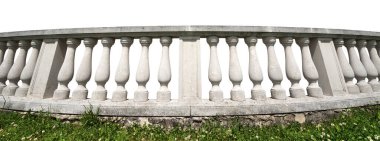 Beyaz arka planda izole edilmiş yeşil çimenli beyaz bir balyoz.