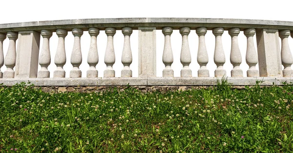 Nahaufnahme Einer Weißen Balustrade Mit Grünem Gras Auf Weißem Hintergrund — Stockfoto