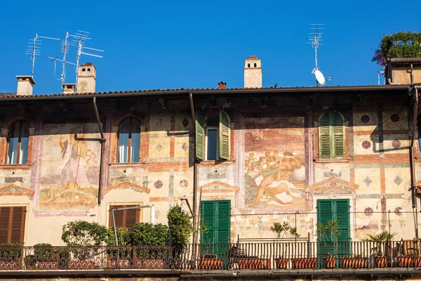 案件Mazzanti 在意大利维尼托教科文组织世界遗产所在地维罗纳市中心的Piazza Delle Erbe设有壁画的古屋的特写镜头 — 图库照片