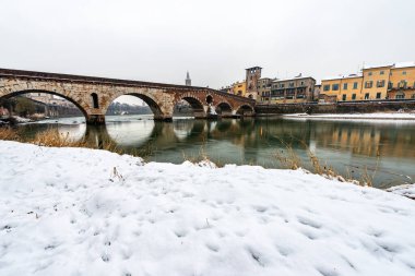 Verona, antik Ponte Pietra (Taş Köprü, M.Ö. 1. yüzyıl) Ve kışın Adige nehri karla kaplanır. UNESCO dünya mirası sahası, Veneto, İtalya, Avrupa