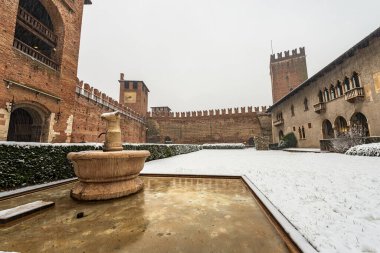 Castelvecchio, ortaçağ eski kalesi, 1357 Verona 'da kışın karlı, UNESCO dünya mirası bölgesi, Veneto, İtalya, Avrupa