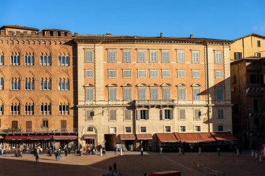 SIENA, TUSCANY, ITALY - 6 Ocak 2017: Siena 'nın ana meydanı olan Piazza del Campo' daki Antik saraylar (Palazzo Sansedoni ve Chigi Zondadari) Toskana, İtalya, Avrupa