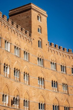 Siena, Toskana, İtalya ve Avrupa 'nın ana şehir meydanı Piazza del Campo' daki antik ortaçağ sarayı (XIII.