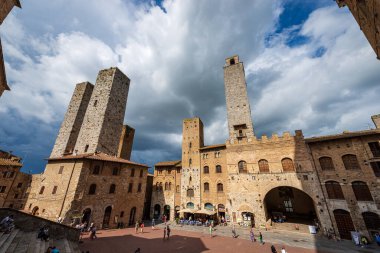 San Gimignano, Toskana, İtalya - 12 Temmuz 2014: San Gimignano şehir merkezindeki Piazza del Duomo (Katedral Meydanı), ortaçağ kasabası, UNESCO dünya mirası alanı, Siena eyaleti, Toskana, İtalya, Avrupa
