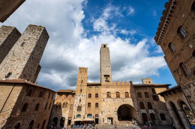 SAN GIMIGNANO, TUSCANY, ITALY - 12 Temmuz 2014: San Gimignano şehir merkezinde Piazza del Duomo (Katedral Meydanı), ortaçağ kasabası, UNESCO dünya mirası bölgesi, Siena eyaleti, Tuscany, İtalya, Avrupa