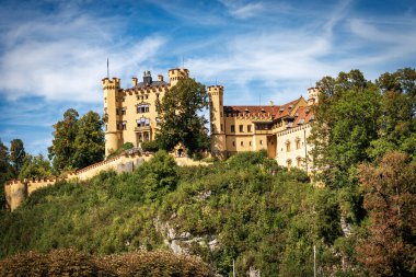 Hohenschwangau Kalesi (Schloss Hohenschwangau - Yukarı Swan İlçe Sarayı XIX yüzyıl), Schwangau köyü, Bavyera Alpleri, Almanya, Avrupa.