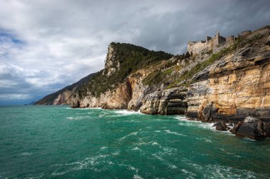 Akdeniz kıyısındaki kayalık kıyı şeridinde Porto Venere (UNESCO dünya mirası bölgesi) bulunan Doria Castle (1164-XIX yüzyıl). La Spezia, Liguria, İtalya, Avrupa