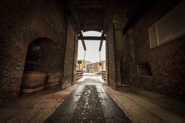 Castelvecchio, giriş kapısı ve asma köprüsü olan ortaçağ şatosu, 1357 Verona 'da kışın kar yağan UNESCO dünya mirası alanı, Veneto, İtalya, Avrupa.