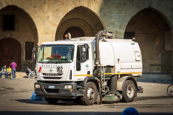 Pistoia Toscane Italië Maart 2016 Een Straatveger Reinigt Het Plein Rechtenvrije Stockafbeeldingen