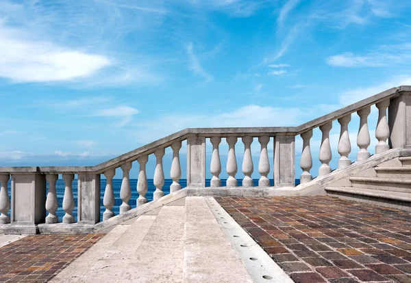 Escalera Mármol Pórfido Con Balaustrada Blanca Con Paisaje Marino Cielo —  Fotos de Stock