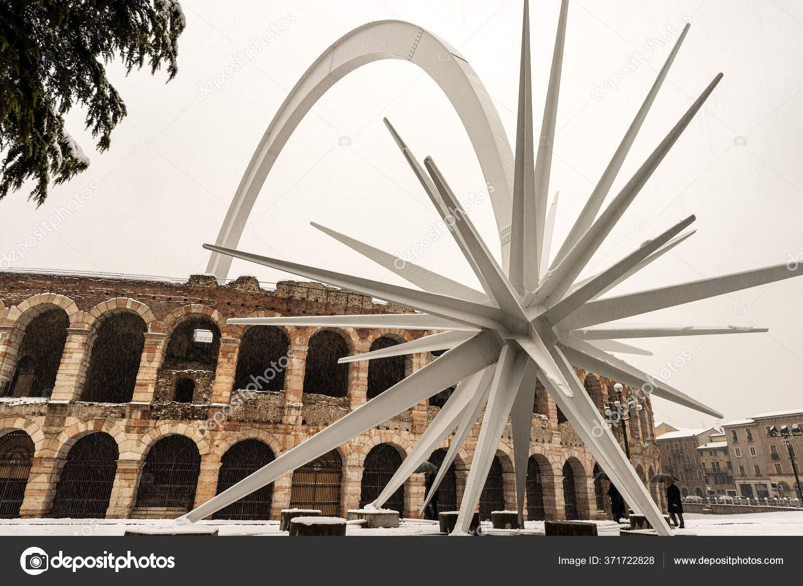 Stella Di Natale A Verona.Arena Verona Inverno Con Stella Della Cometa Natale Mentre Nevica Foto Stock C Catalby 371722828