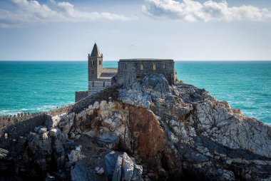 Eski ortaçağ San Pietro Kilisesi (St. Peter, 1198) Portovenere veya Porto Venere köyü, UNESCO dünya mirası alanı, Akdeniz, La Spezia ili, Liguria, İtalya, Avrupa