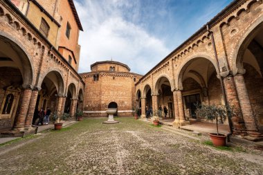 BOLOGNA, EMILIA-ROMAGNA, ITALY, - 23 Şubat 2020: Bologna, Santo Stefano Bazilikası ayrıca Yedi Kilise, Sepulcher Bazilikası ve sütunları ve tuğla duvarları olan manastır olarak da bilinir. İtalya, Avrupa