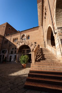 Verona şehir merkezindeki ünlü merdiven (Scala della Ragione) ile Orta Çağ Palazzo della Ragione (Mantık Sarayı), UNESCO dünya mirası sahası, Veneto, İtalya, Avrupa